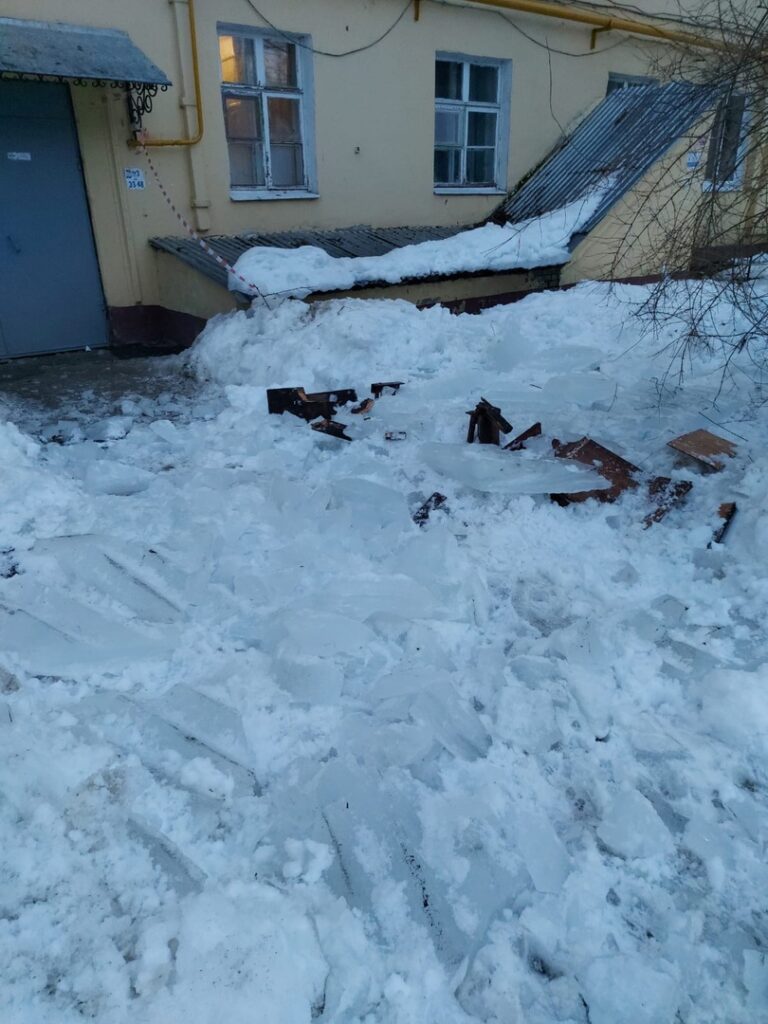 Глыбы льда рухнули с дома на окраине Рязани