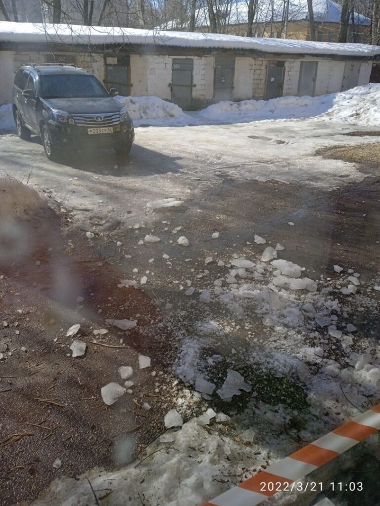С крыши дома в Рязани упала глыба льда Глыба льда упала с крыши дома № 7 по улице Дружной в посёлке Строитель в Рязани, сообщает группа «Народный контроль».