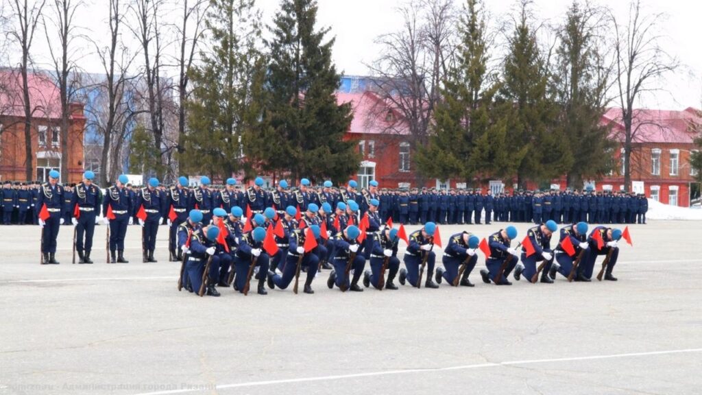 В Рязанском десантном училище прошел выпуск батальона прапорщиков В Рязанском десантном училище прошел выпуск батальона прапорщиков В. Ф. Маргелова состоялся 13-й выпуск батальона среднего профессионального образования.