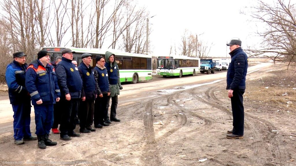 В Борках провели тренировочную эвакуацию на случай весеннего половодья В ходе учений члены оперативного штаба проконтролировали организацию горячего питания для эвакуируемых в столовой № 21, уточнили запасы продовольствия.