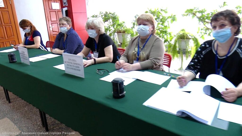 В Борках провели тренировочную эвакуацию на случай весеннего половодья В ходе учений члены оперативного штаба проконтролировали организацию горячего питания для эвакуируемых в столовой № 21, уточнили запасы продовольствия.