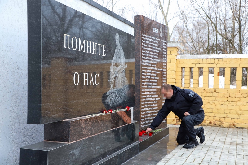 В Рязани почтили память заслонившего сослуживцев от взрыва гранаты сотрудника ОМОН В Рязани почтили память заслонившего сослуживцев от взрыва гранаты сотрудника ОМОН Трагедия в период службы Гуськова на Северном Кавказе, во время патрулирования местности около блокпоста.