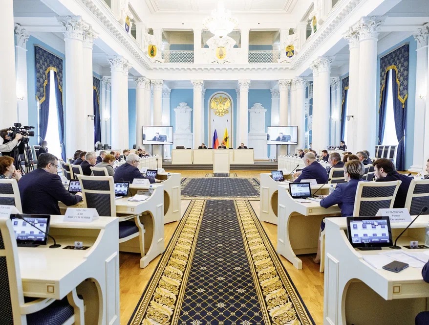 Депутаты внесли изменения в закон Рязанской области о поддержке молодых специалистов-аграриев Депутаты внесли изменения в закон Рязанской области о поддержке молодых специалистов-аграриев Закон предусматривает выплаты специалистам в возрасте до 35 лет впервые устроившимся на работу в агропромышленный комплекс после окончания профильных учебных заведений