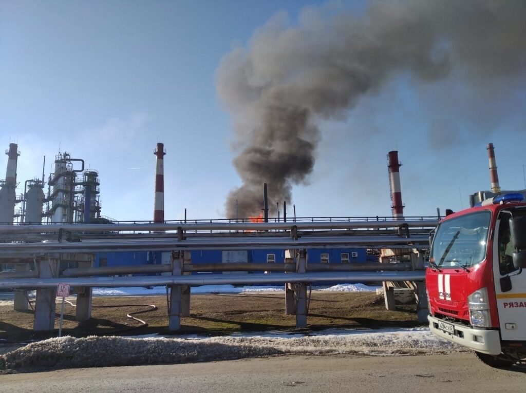 Фото тушения пожара на РНПК в Рязани Возгорание на площади 100 квадратных метров произошло утром 1 марта. Пожару присвоен повышенный уровень сложности.