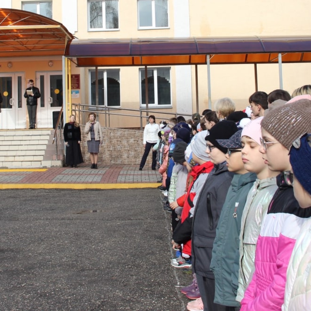Воспитанники школы-интерната № 26 Рязани начали новую учебную неделю с поднятия флага РФ