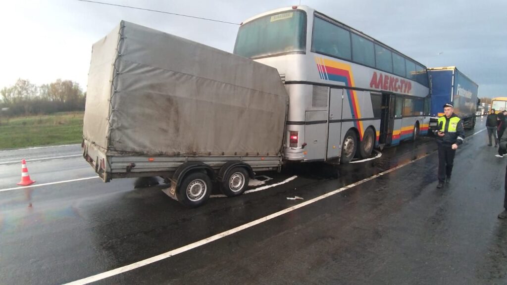 Три пассажира пострадали в ДТП с автобусом и грузовиком в Рязанской области