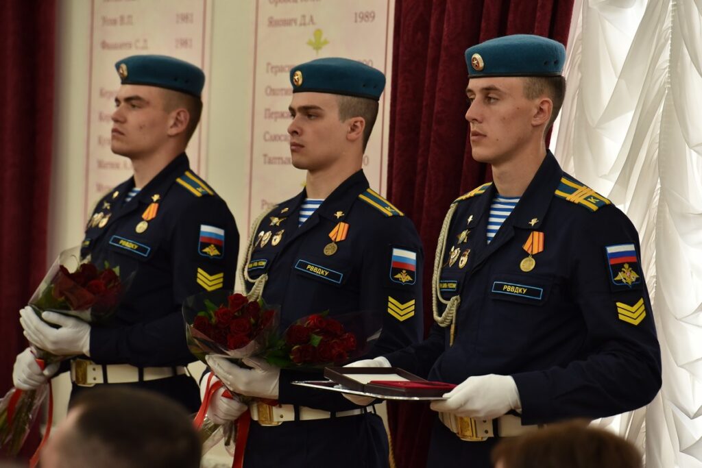 Родственникам погибшего на Украине рязанского десантника вручили Звезду Героя России