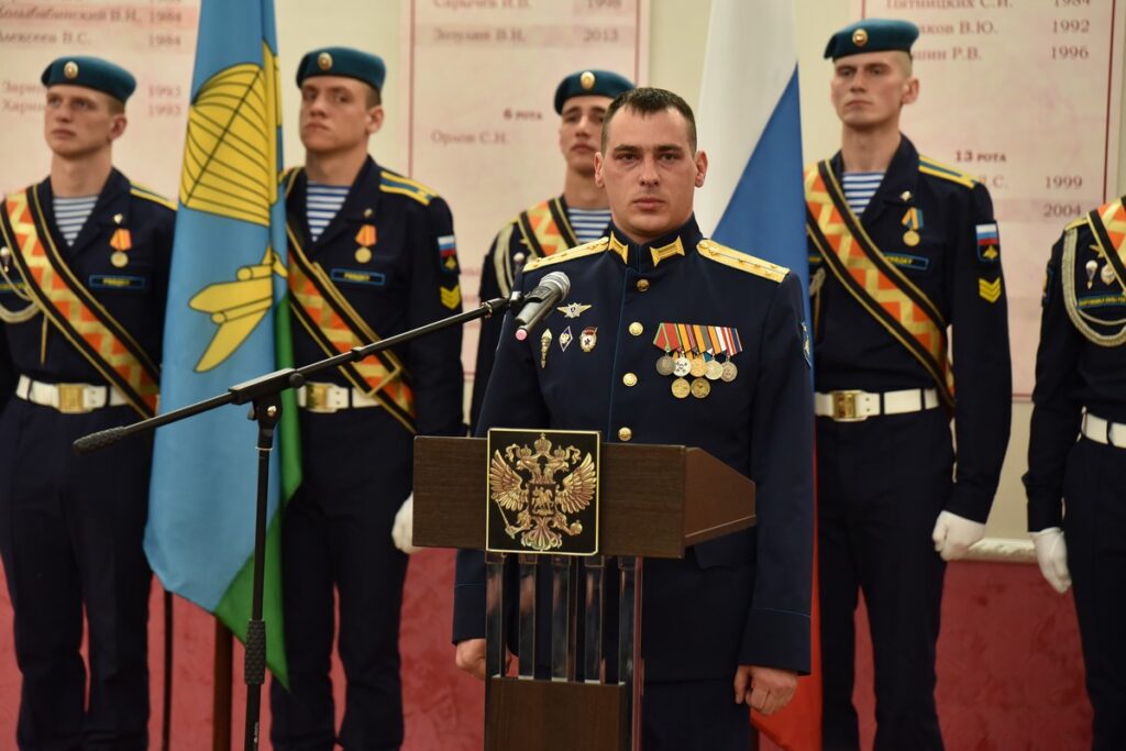 Родственникам погибшего на Украине рязанского десантника вручили Звезду Героя России Родственникам погибшего на Украине рязанского десантника вручили Звезду Героя России 20 апреля высшую государственную награду РФ «Золотая звезда Героя» вручили семье выпускника РВВДКУ гвардии капитана Алексея Курганова