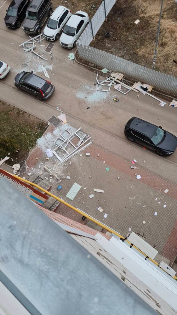 В Канищево части многоквартирного дома упали во двор Судя по фотографиям, рухнули вниз рамы балконного остекления.