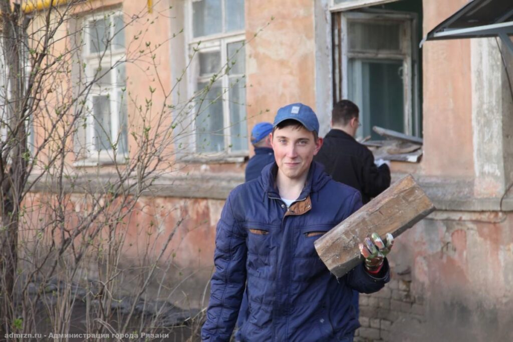 Сотрудники ЦБС Рязани провели субботник в будущей библиотеке в Дягилеве Под руководством директора Централизованной библиотечной системы МБУК «ЦБС г. Рязани» г. Рязани Ларисы Крохалёвой библиотекари с энтузиазмом принялись «наводить красоту»: подметать полы, выносить мусор, освобождать помещения будущей библиотеки от ненужных вещей.