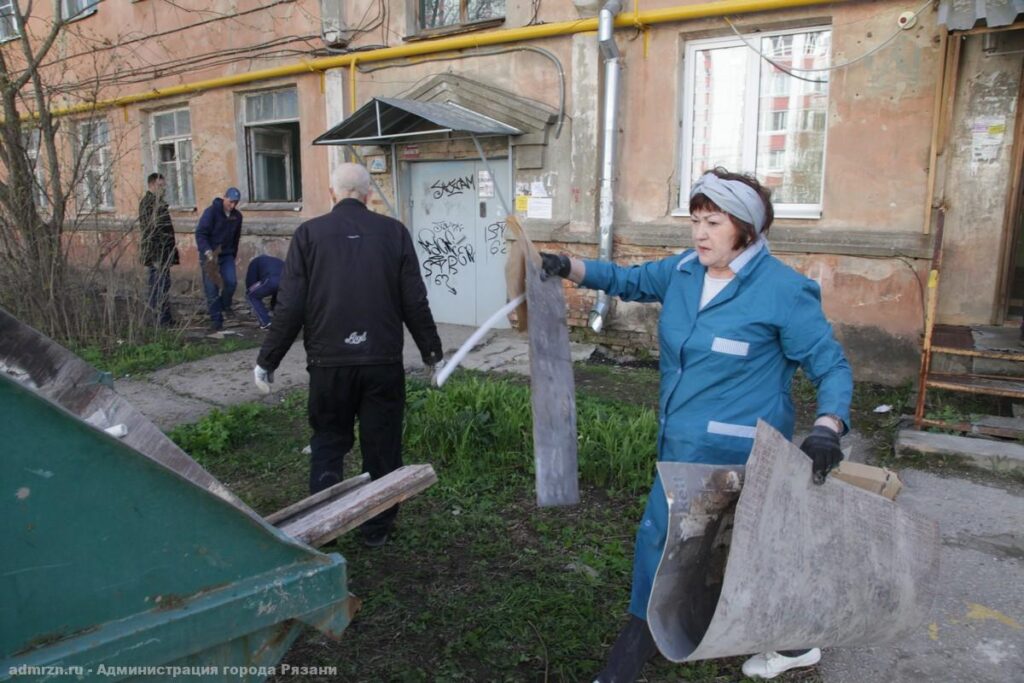 Сотрудники ЦБС Рязани провели субботник в будущей библиотеке в Дягилеве Под руководством директора Централизованной библиотечной системы МБУК «ЦБС г. Рязани» г. Рязани Ларисы Крохалёвой библиотекари с энтузиазмом принялись «наводить красоту»: подметать полы, выносить мусор, освобождать помещения будущей библиотеки от ненужных вещей.