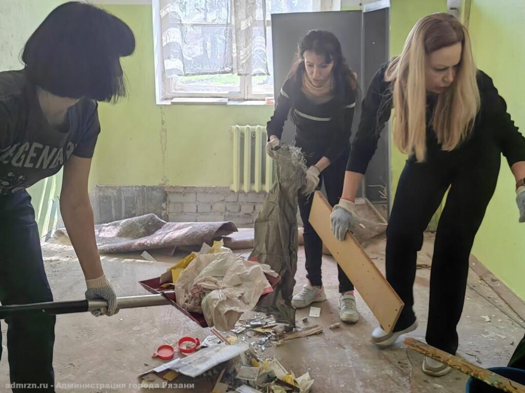 Сотрудники ЦБС Рязани провели субботник в будущей библиотеке в Дягилеве Под руководством директора Централизованной библиотечной системы МБУК «ЦБС г. Рязани» г. Рязани Ларисы Крохалёвой библиотекари с энтузиазмом принялись «наводить красоту»: подметать полы, выносить мусор, освобождать помещения будущей библиотеки от ненужных вещей.