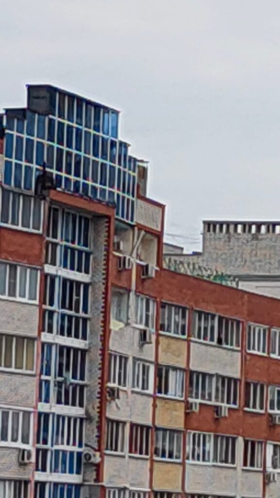 В Канищево части многоквартирного дома упали во двор Судя по фотографиям, рухнули вниз рамы балконного остекления.