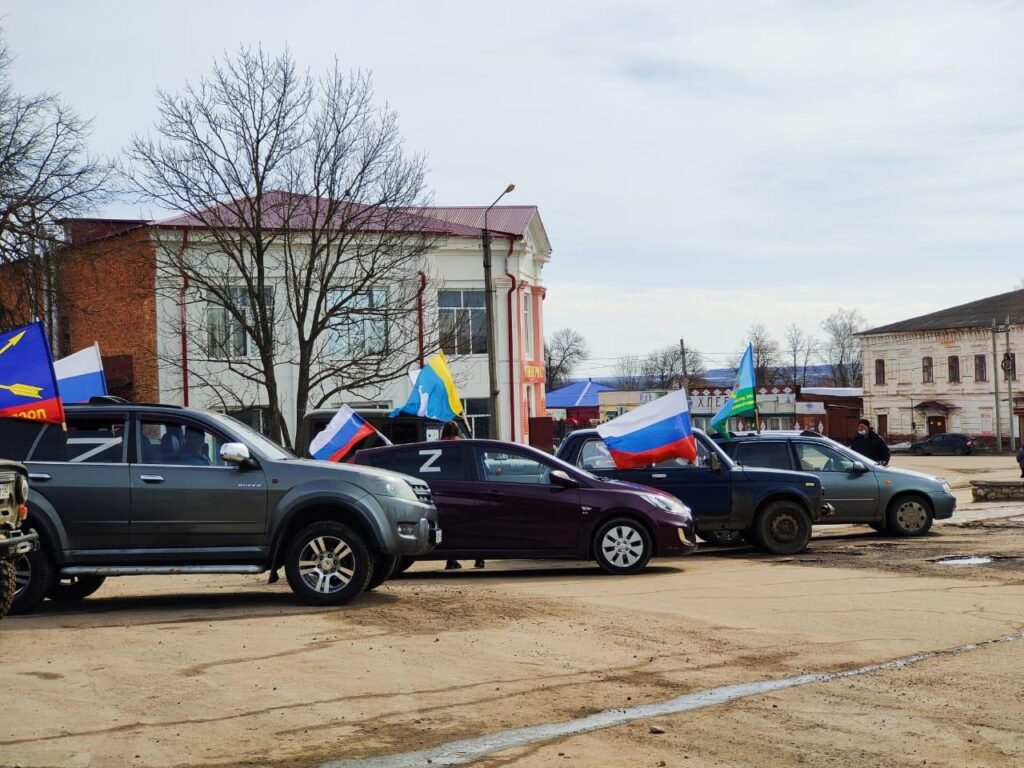 В Сапожковском районе прошёл автопробег в поддержку операции Z В Сапожковском районе прошёл автопробег в поддержку операции Z По словам очевидца, участие в нём приняли порядка 50 автомобилей, с символом Z. Машины украсили флагами России, Рязанской области, знаменем Победы.