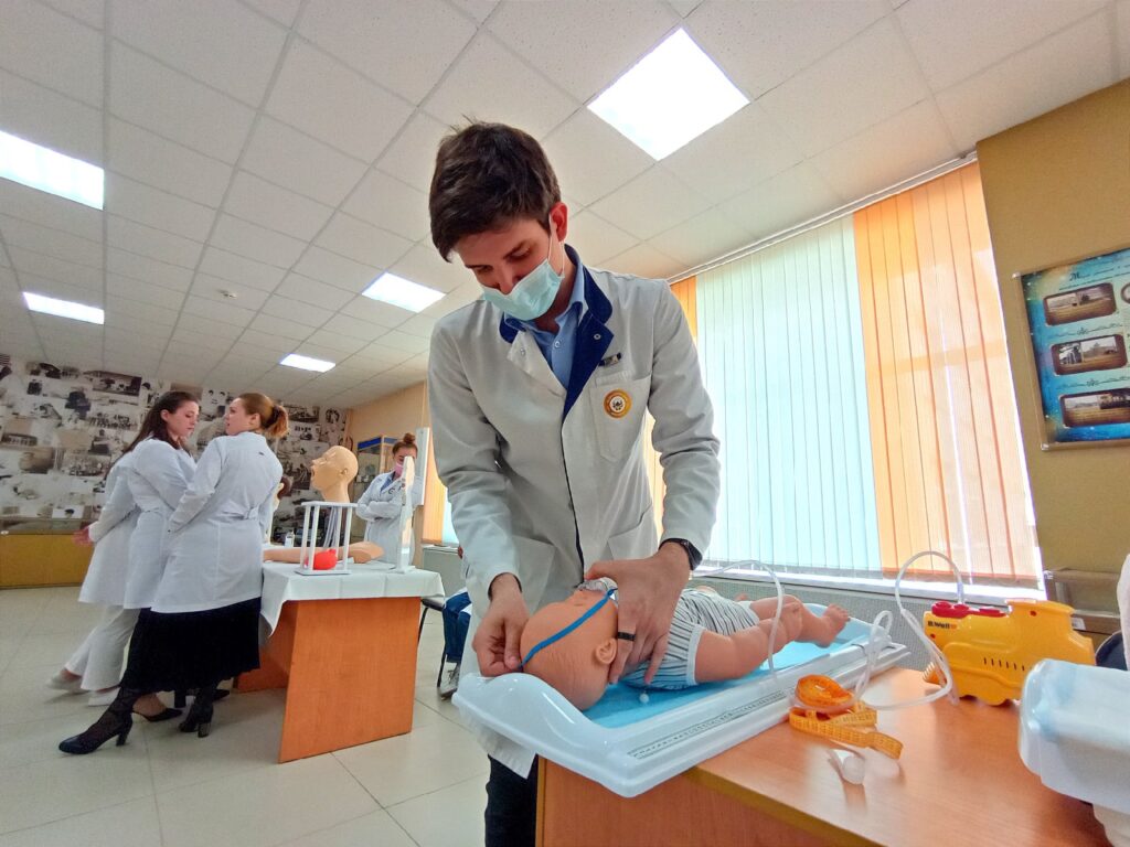 На Дне открытых дверей в РязГМУ школьники попробовали себя в роли стоматологов