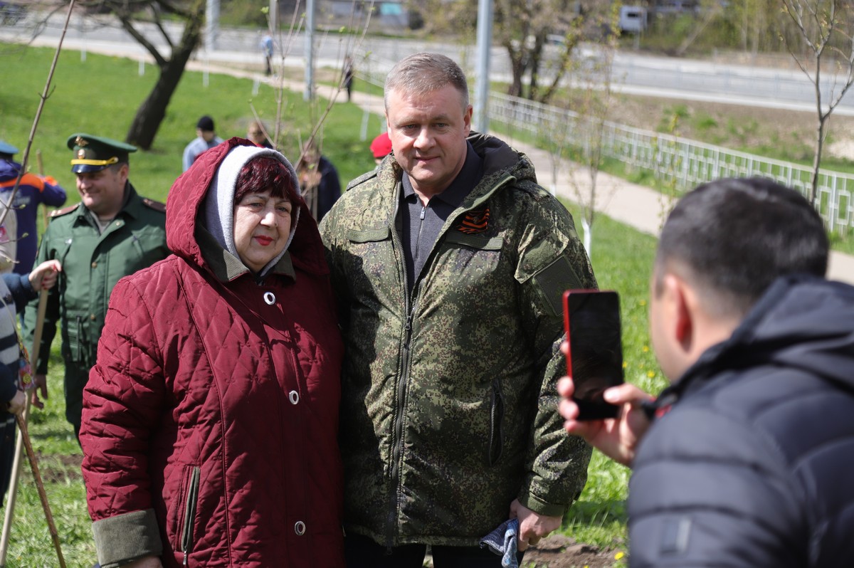 В рязанском сквере имени Александрова высадили «Аллею Памяти» В рязанском сквере имени Александрова высадили «Аллею Памяти» Сквер украсили 17 саженцев клена краснолистного клёна.