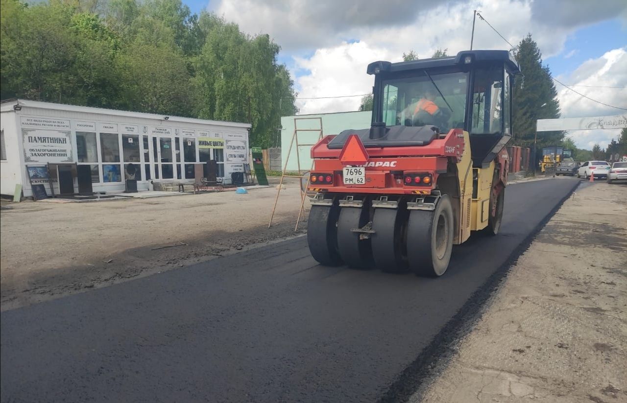 В Рязани укладывают асфальт на подъезде к Богородскому кладбищу