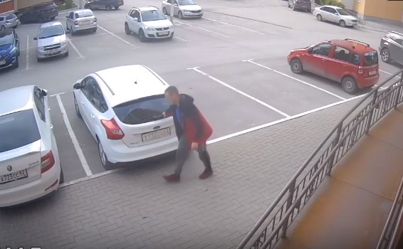 В Рязани мужчина повредил стоящий под камерой автомобиль
