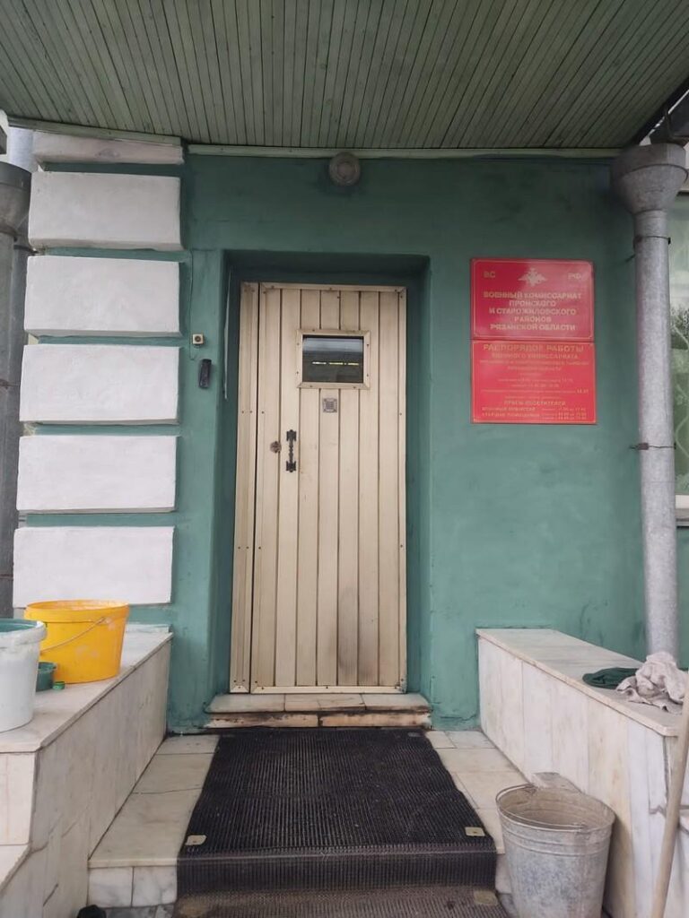 В Пронске заменили повреждённую дверь военкомата