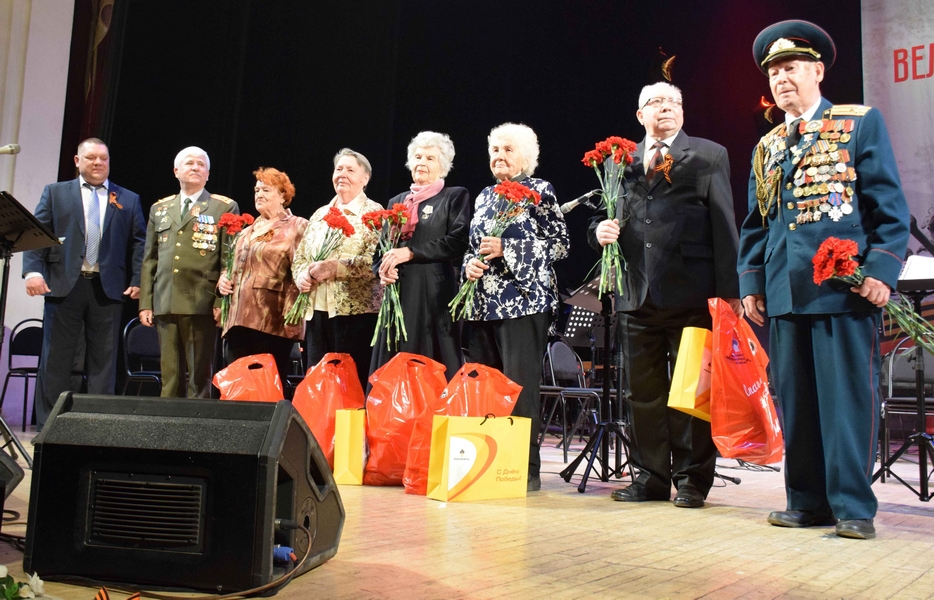Праздничный концерт подарила ветеранам Рязанская НПК