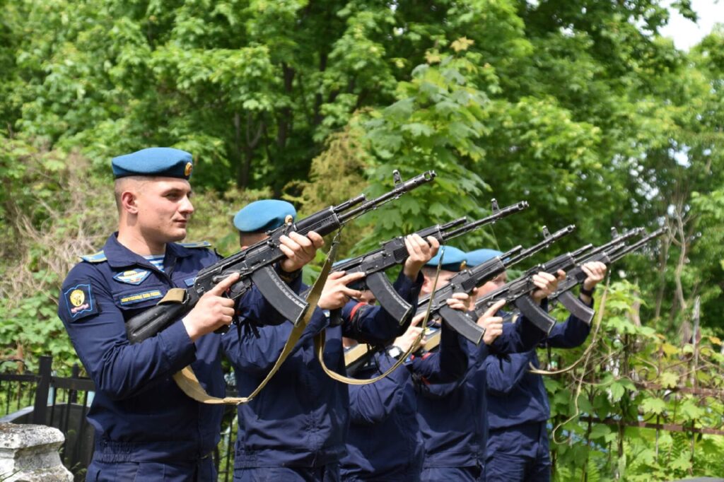 В Спасском районе простились с погибшим на Украине Никитой Тивилевым В Спасском районе простились с погибшим на Украине Никитой Тивилевым Рядовой Тивилев служил механиком-водителем боевой машины пехоты в мотострелковой роте танкового полка. Посмертно воин награждён орденом Мужества.
