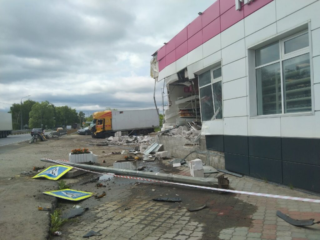 Опубликованы фото разрушенного грузовиком магазина в Рязанской области