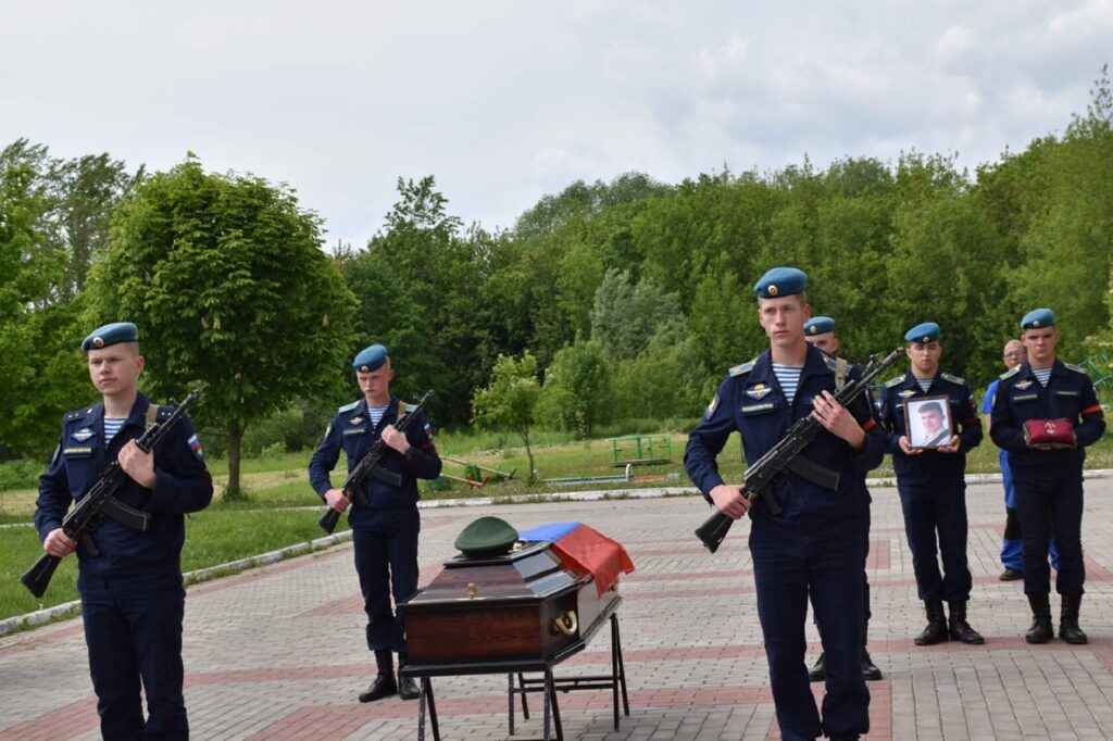В Спасском районе простились с погибшим на Украине Никитой Тивилевым В Спасском районе простились с погибшим на Украине Никитой Тивилевым Рядовой Тивилев служил механиком-водителем боевой машины пехоты в мотострелковой роте танкового полка. Посмертно воин награждён орденом Мужества.