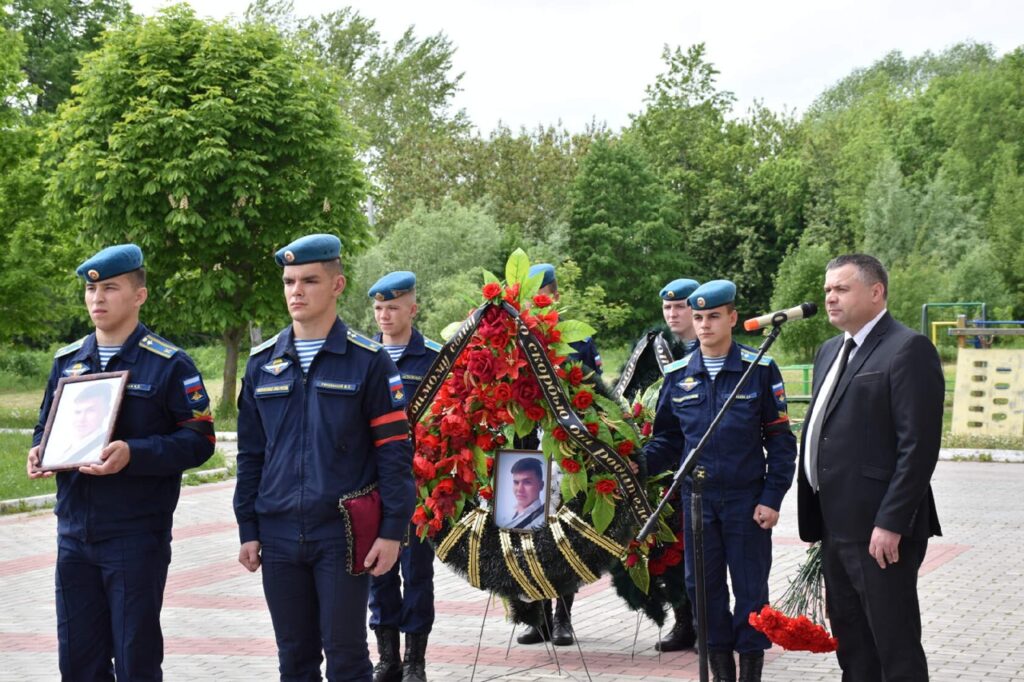 В Спасском районе простились с погибшим на Украине Никитой Тивилевым В Спасском районе простились с погибшим на Украине Никитой Тивилевым Рядовой Тивилев служил механиком-водителем боевой машины пехоты в мотострелковой роте танкового полка. Посмертно воин награждён орденом Мужества.