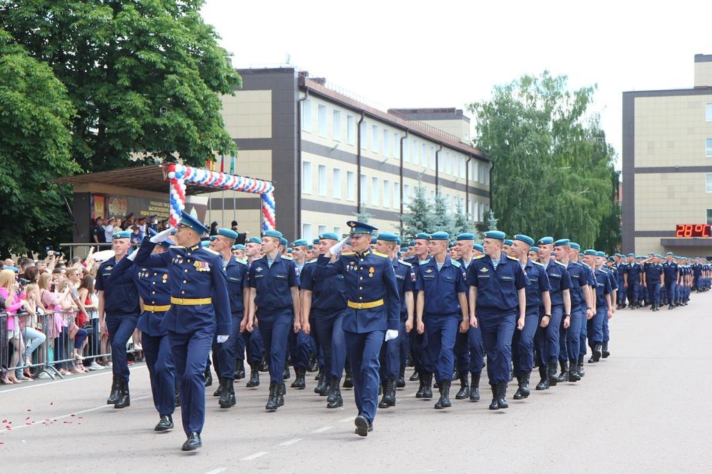 В Рязанском десантном училище прошёл 141-й выпуск офицеров и 14-й прапорщиков В Рязанском десантном училище прошёл 141-й выпуск офицеров и 14-й прапорщиков В этом году училище окончили 456 военнослужащих. 17 из них награждены медалью Министерства обороны РФ «За отличное окончание военного образовательного учреждения высшего профессионального образования Министерства обороны РФ»