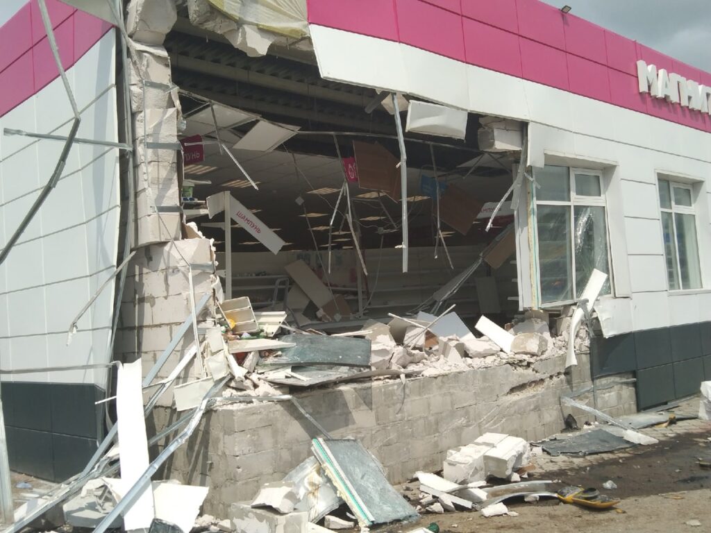 Опубликованы фото разрушенного грузовиком магазина в Рязанской области