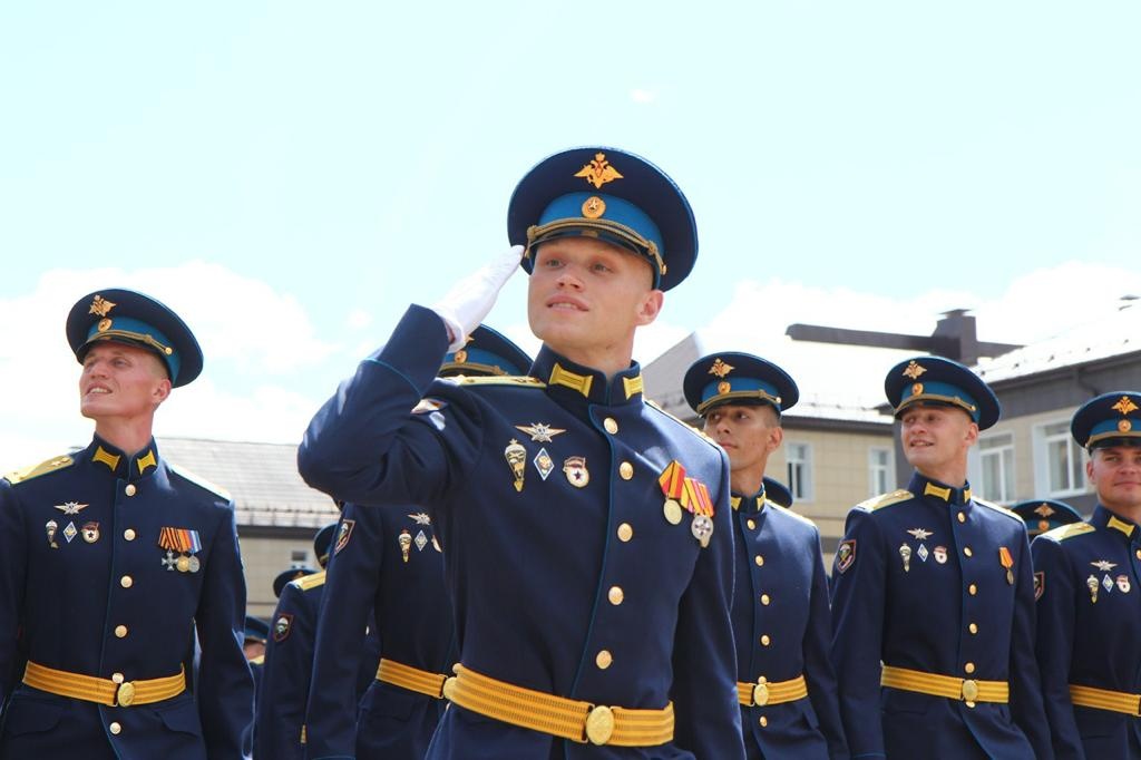 В Рязанском десантном училище прошёл 141-й выпуск офицеров и 14-й прапорщиков В Рязанском десантном училище прошёл 141-й выпуск офицеров и 14-й прапорщиков В этом году училище окончили 456 военнослужащих. 17 из них награждены медалью Министерства обороны РФ «За отличное окончание военного образовательного учреждения высшего профессионального образования Министерства обороны РФ»