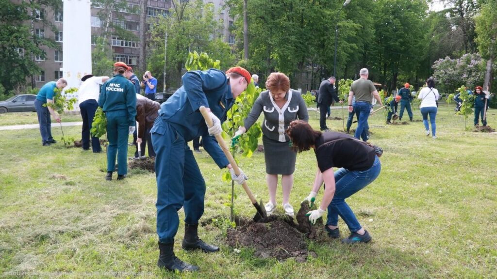 В Рязани появилась «Аллея Огнеборцев» В Рязани появилась «Аллея Огнеборцев» 20 молодых лип будут расти на Московском шоссе, в парке Победы. Деревья посажены в честь пожарной охраны, 200-летие которой отмечается в Рязанской области 8 июня.