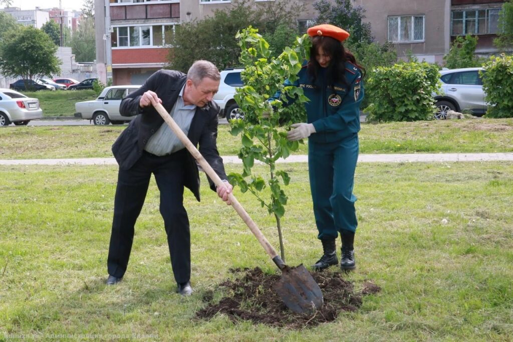 В Рязани появилась «Аллея Огнеборцев» В Рязани появилась «Аллея Огнеборцев» 20 молодых лип будут расти на Московском шоссе, в парке Победы. Деревья посажены в честь пожарной охраны, 200-летие которой отмечается в Рязанской области 8 июня.
