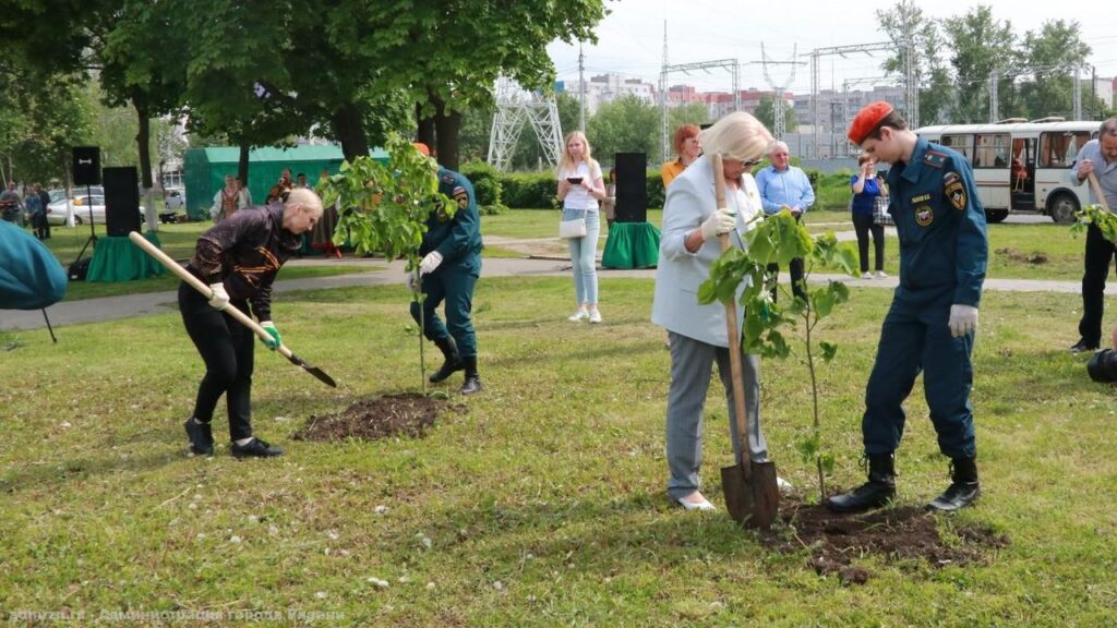 В Рязани появилась «Аллея Огнеборцев» В Рязани появилась «Аллея Огнеборцев» 20 молодых лип будут расти на Московском шоссе, в парке Победы. Деревья посажены в честь пожарной охраны, 200-летие которой отмечается в Рязанской области 8 июня.