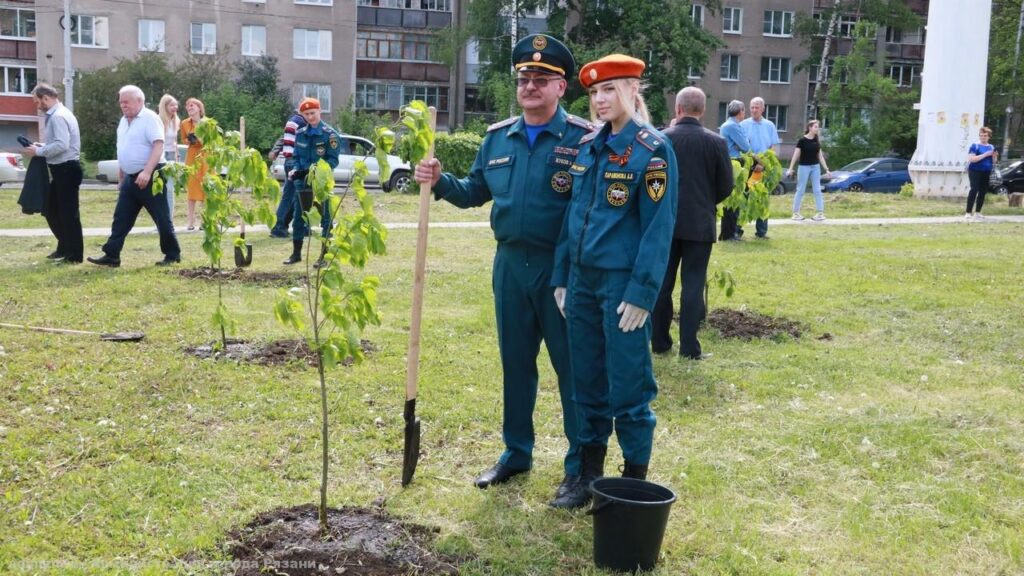 В Рязани появилась «Аллея Огнеборцев» В Рязани появилась «Аллея Огнеборцев» 20 молодых лип будут расти на Московском шоссе, в парке Победы. Деревья посажены в честь пожарной охраны, 200-летие которой отмечается в Рязанской области 8 июня.