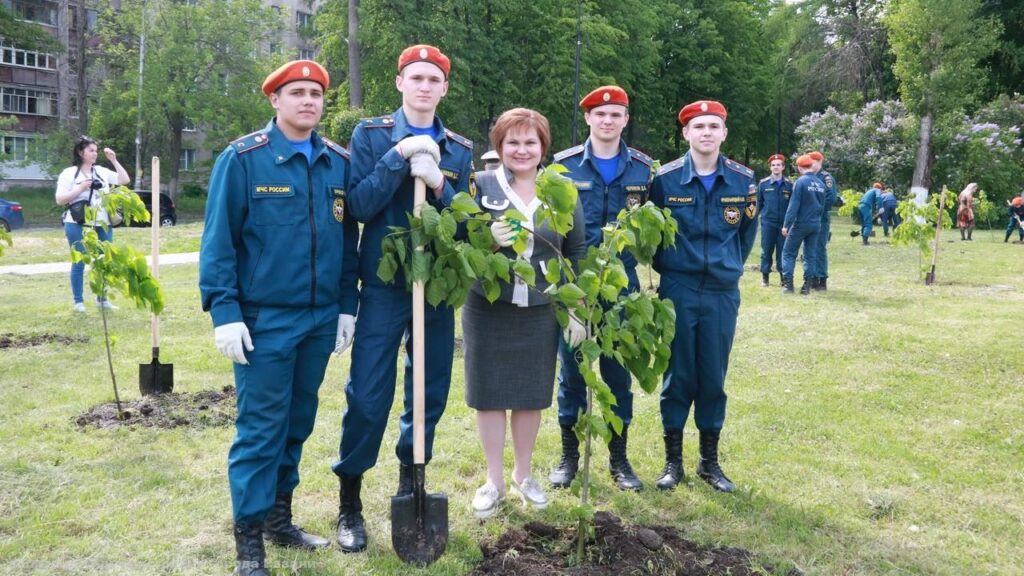 В Рязани появилась «Аллея Огнеборцев» В Рязани появилась «Аллея Огнеборцев» 20 молодых лип будут расти на Московском шоссе, в парке Победы. Деревья посажены в честь пожарной охраны, 200-летие которой отмечается в Рязанской области 8 июня.