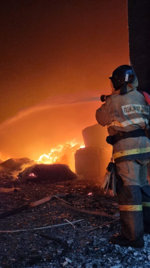 В Лесном загорелся цех завода «Стройполимер»