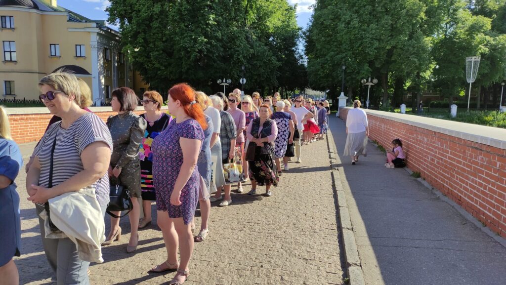 Сотни верующих идут поклониться мощам Матроны Московской в Рязани