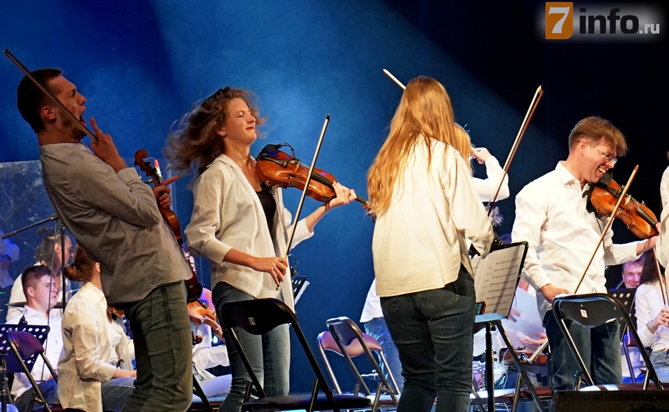 Симфо цветок фото. Рок концерт симфонического оркестра рок хиты. Концертный зал алексела. Оркестр игоря пономаренко рок хиты. Рок хиты в исполнении симфонического оркестра.