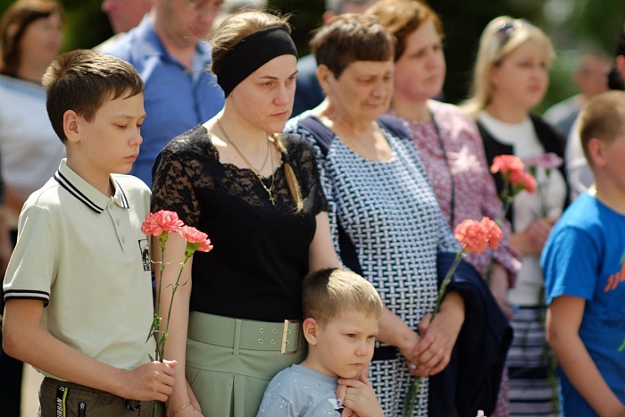 В Кировской области установили памятную доску в честь погибшего на Украине выпускника рязанского училища ВДВ В Кировской области установили памятную доску в честь погибшего на Украине выпускника рязанского училища ВДВ Командир парашютно-десантного батальона 31-й отдельной десантно-штурмовой бригады Вооруженных Сил России, гвардии майор Денис Ягидаров погиб в ходе спецоперации на Украине. Посмертно ему присвоено звание Героя Российской Федерации.