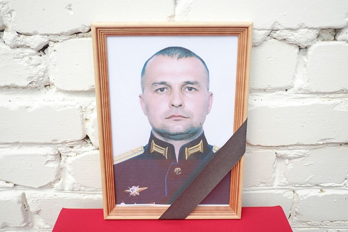 В Кировской области установили памятную доску в честь погибшего на Украине выпускника рязанского училища ВДВ В Кировской области установили памятную доску в честь погибшего на Украине выпускника рязанского училища ВДВ Командир парашютно-десантного батальона 31-й отдельной десантно-штурмовой бригады Вооруженных Сил России, гвардии майор Денис Ягидаров погиб в ходе спецоперации на Украине. Посмертно ему присвоено звание Героя Российской Федерации.