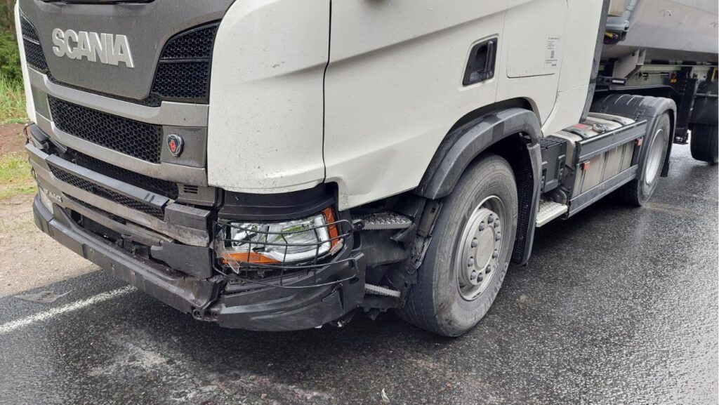 Под Рязанью легковушка столкнулась с грузовиком, пострадал водитель