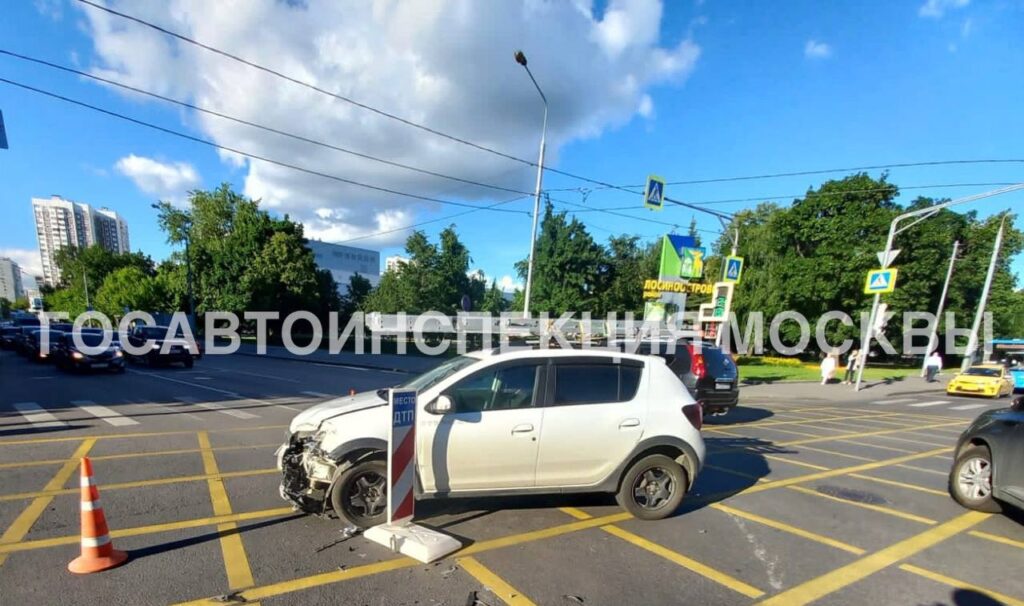 На Северо-Востоке Москвы упавший после аварии знак убил женщину-пешехода