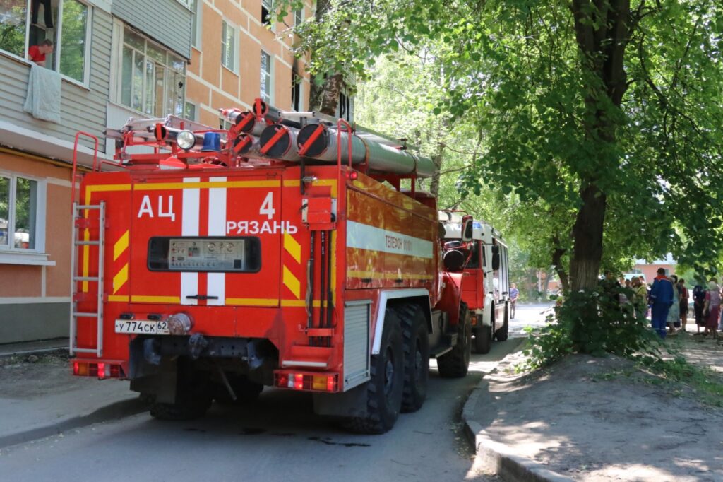 Из горящей пятиэтажки в Рязани эвакуировали 7 человек