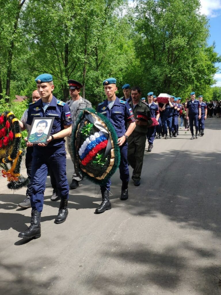 В Ряжском районе простились с погибшим на Украине сержантом Александром Афанасьевым В Ряжском районе простились с погибшим на Украине сержантом Александром Афанасьевым В пятницу, 24 июня, в селе Петрово Ряжского района простились с героически погибшим на Донбассе старшим сержантом Александром Афанасьевым.