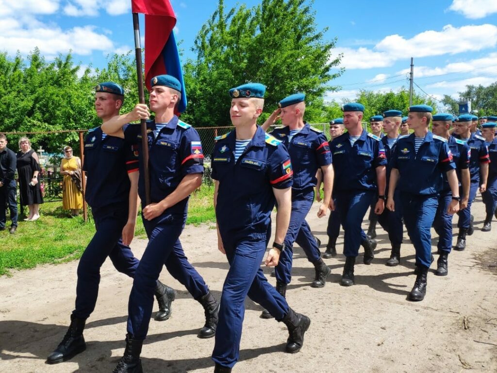 В Ряжском районе простились с погибшим на Украине сержантом Александром Афанасьевым В Ряжском районе простились с погибшим на Украине сержантом Александром Афанасьевым В пятницу, 24 июня, в селе Петрово Ряжского района простились с героически погибшим на Донбассе старшим сержантом Александром Афанасьевым.