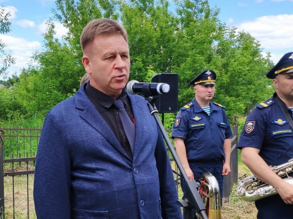 В Ряжском районе простились с погибшим на Украине сержантом Александром Афанасьевым В Ряжском районе простились с погибшим на Украине сержантом Александром Афанасьевым В пятницу, 24 июня, в селе Петрово Ряжского района простились с героически погибшим на Донбассе старшим сержантом Александром Афанасьевым.