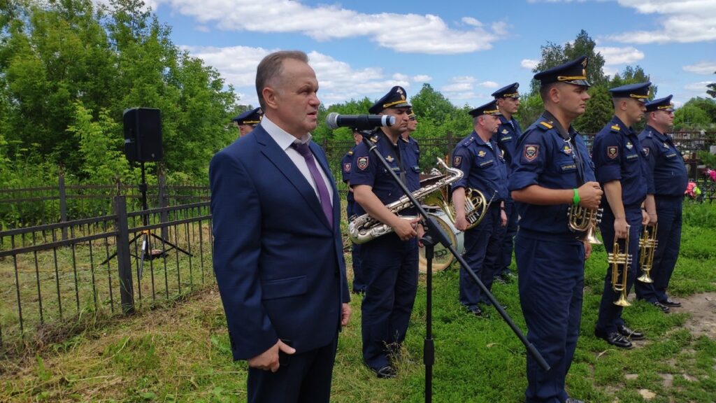 В Ряжском районе простились с погибшим на Украине сержантом Александром Афанасьевым В Ряжском районе простились с погибшим на Украине сержантом Александром Афанасьевым В пятницу, 24 июня, в селе Петрово Ряжского района простились с героически погибшим на Донбассе старшим сержантом Александром Афанасьевым.
