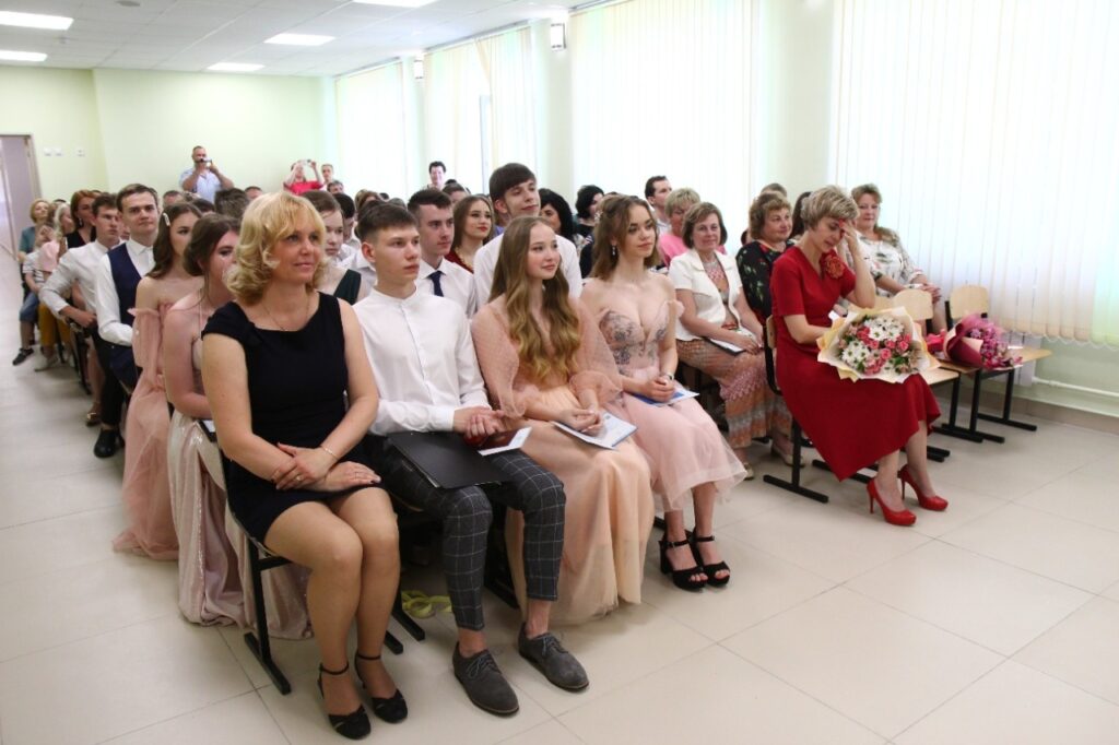 Елена Сорокина пришла на выпускной в школу № 50