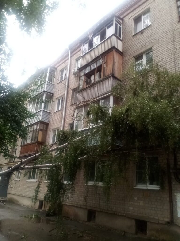 В центре Рязани дерево упало на пятиэтажку и повисло на проводах В центре Рязани дерево упало на пятиэтажку и повисло на проводах Фотографии последствий непогоды разместила группа «Рязань».